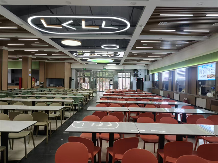 学四餐厅改造后就餐大厅.jpg