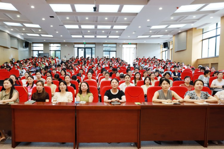 2 认真学习的教师们.jpg