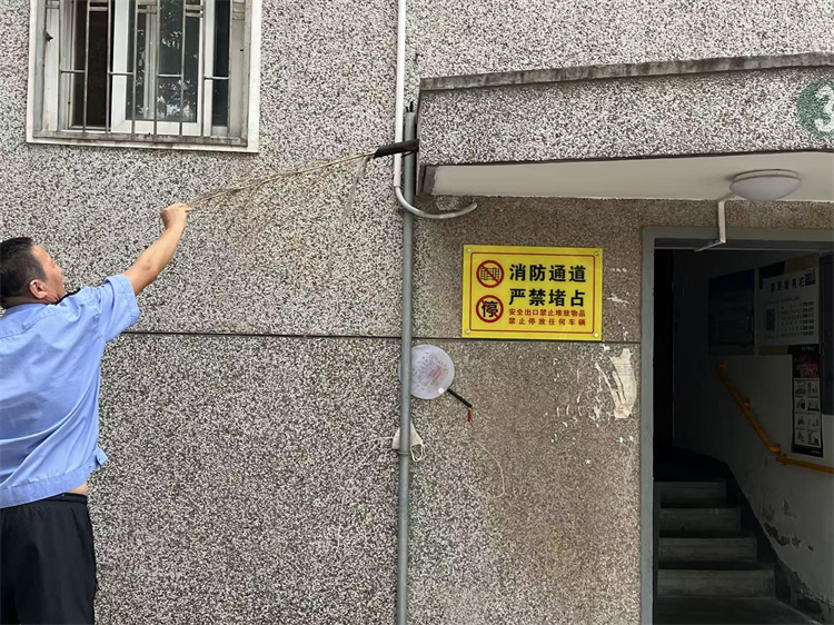 清理屋檐落水孔.jpg