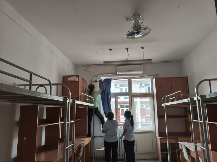 8.学生公寓挂窗帘.jpg
