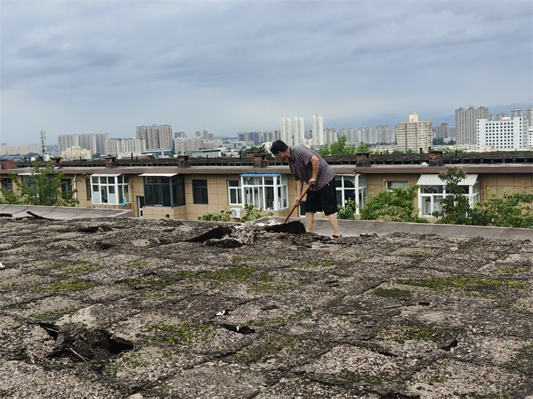 清理住宅区屋面.jpg