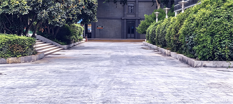 北校区8号楼南侧广场路面改造后.png