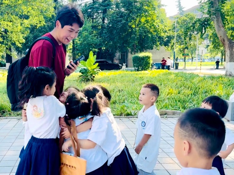 幼儿和新生温情互动.jpg