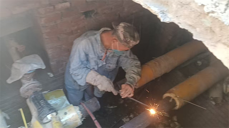 焊接东南区供暖管道.jpg