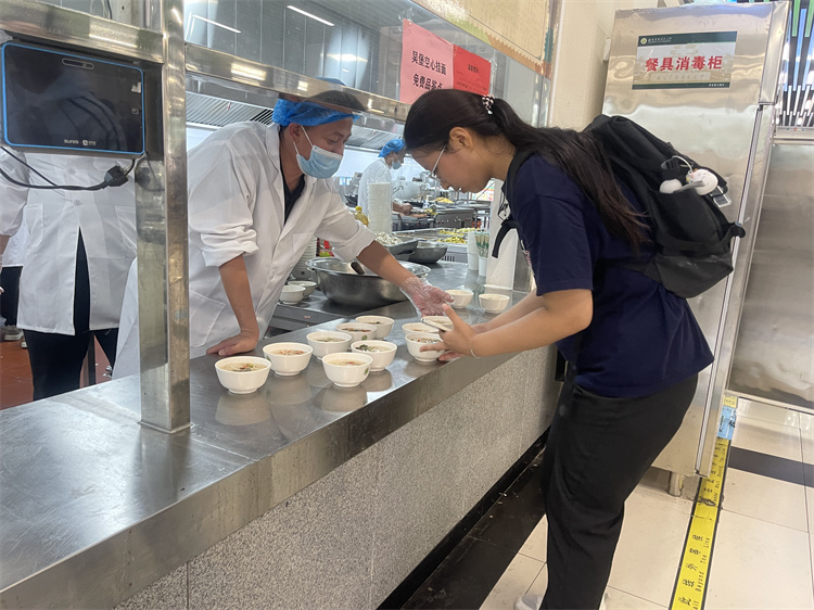 吴堡当地工作人员介绍挂面.jpg