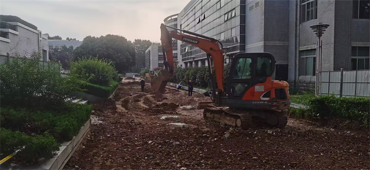 北校区八号教学楼人行道及广场地面改造施工现场.jpg