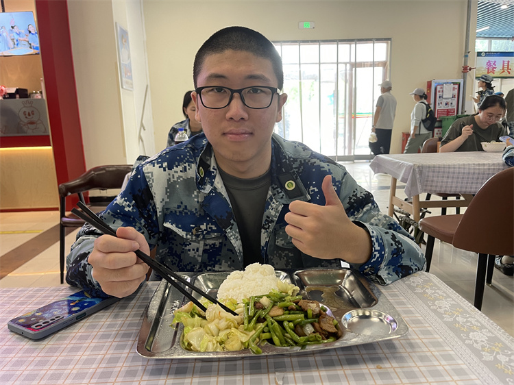 学生用餐.jpg