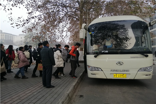 北校8号楼学生乘车_副本.jpg