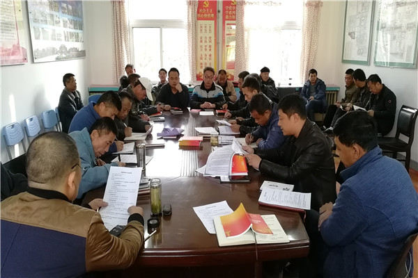 校园环境中心宪法日集体学习宪法_副本.jpg