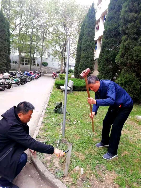 维修学生公寓晾衣绳.jpg