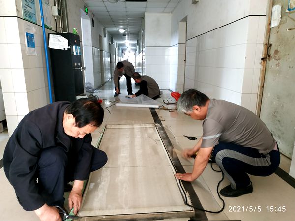 为学生宿舍更换窗纱.jpg