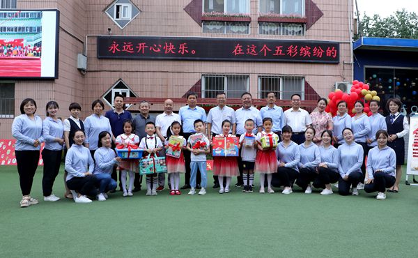 西农园慰问合影_123.jpg