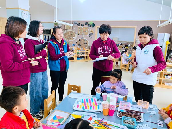 检查小组查看幼儿参与区域活动情况_副本.jpg