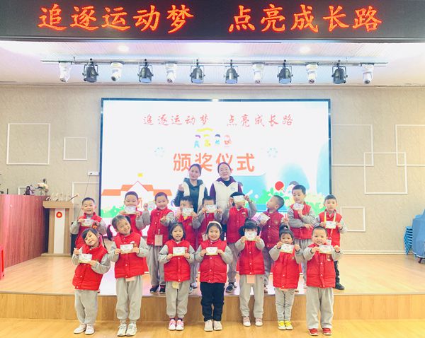 老师为小朋友们颁奖_副本.jpg