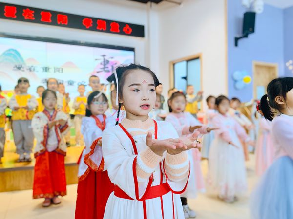 小朋友们表演手势舞_副本.jpg