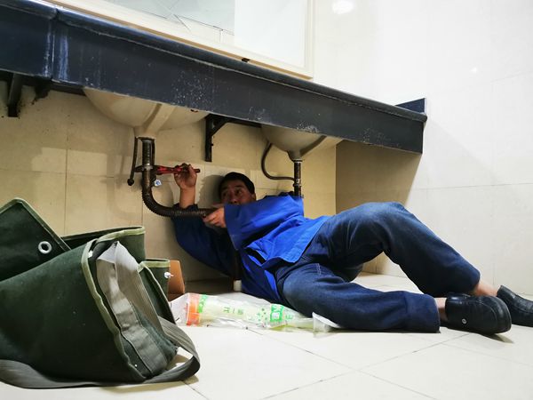 理科楼洗手池下水管维修_副本.jpg
