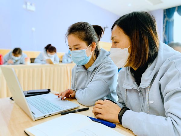 老师们认真听讲_副本.jpg