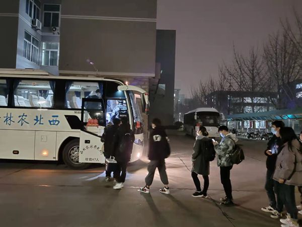 研究生乘车.jpg