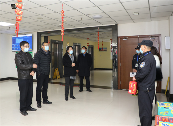 6校领导看望慰问南校22号公寓楼后勤保卫值守人员 (1).jpg