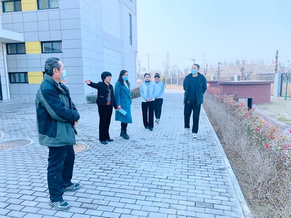 实验园负责人陪同检查_副本.jpg