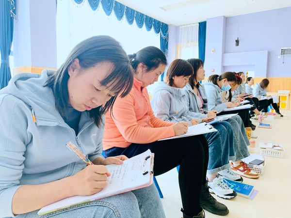 实验园教师认真做笔记_副本.jpg