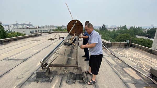 检修太阳能热水器.jpg