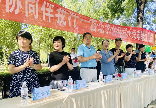 后勤服务中心副主任李大寨及相关科室负责人出席汇演活动_副本.jpg