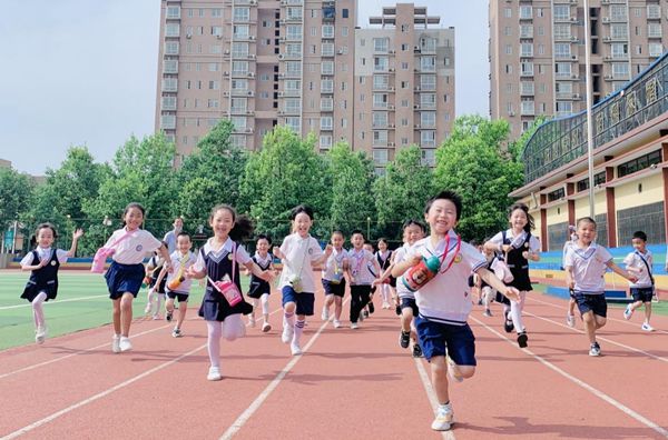 大班小朋友在高新小学的操场上肆意奔跑_副本.jpg
