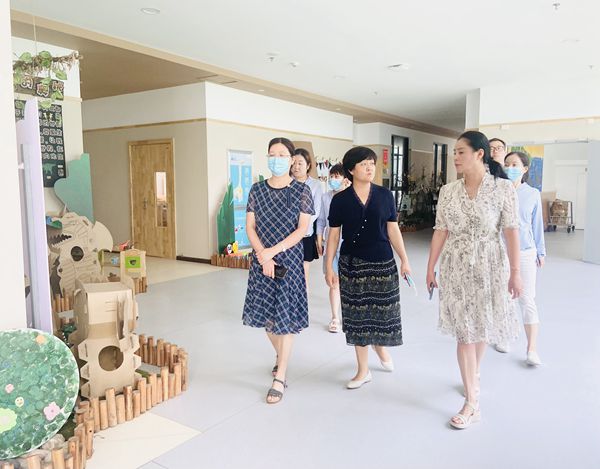 检查组检查走廊卫生情况_副本.jpg