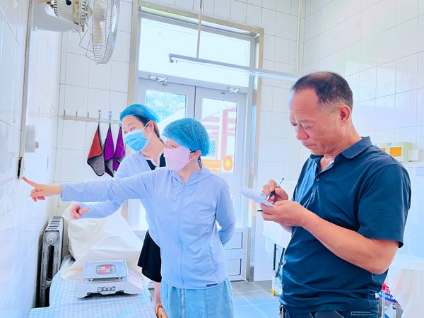 检查组查看厨房用电情况_副本.jpg