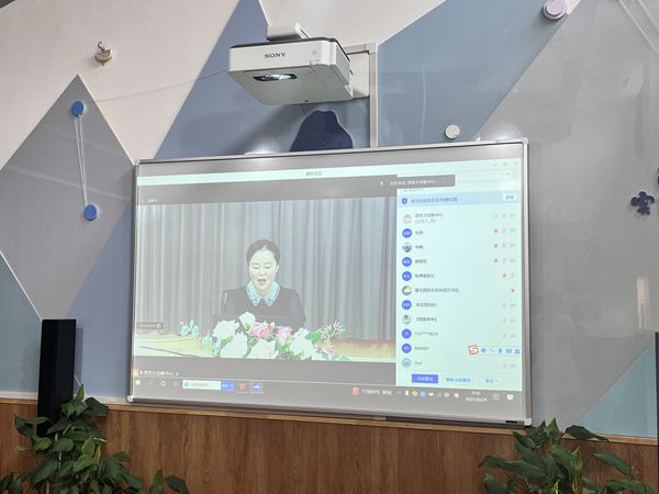 召开新生线上家长会_副本.jpg