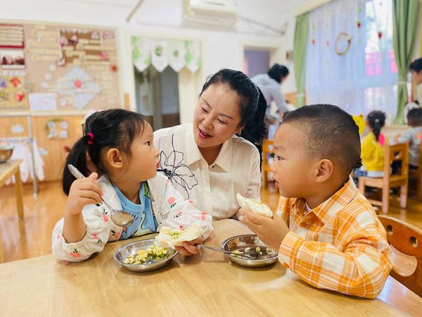 看望新小班幼儿_副本.jpg