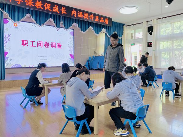 发放问卷_副本.jpg
